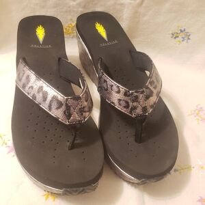 Volatile Frappachino Glossy Python Thong Sandals Size 9